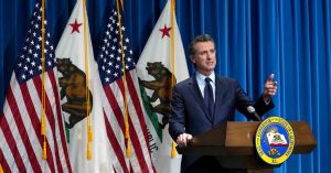 Pandemi telah menempatkan beberapa gubernur di garis bidik.  Tanya saja Gavin Newsom.