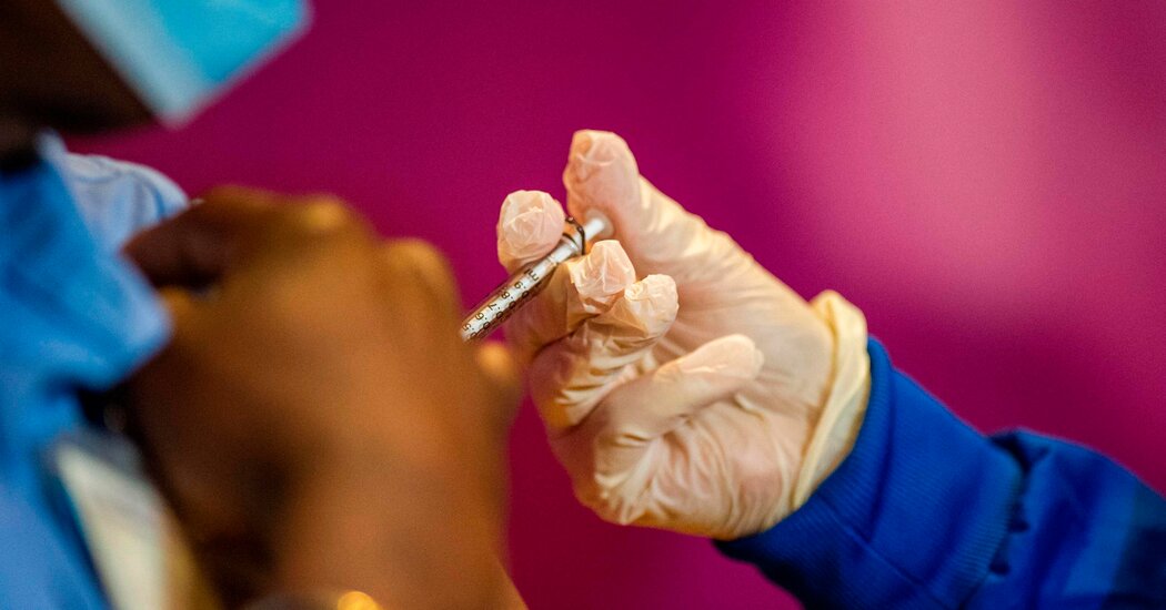 Pfizer akan menguji suntikan penguat dan mengembangkan vaksin yang disesuaikan untuk mengatasi masalah varian.