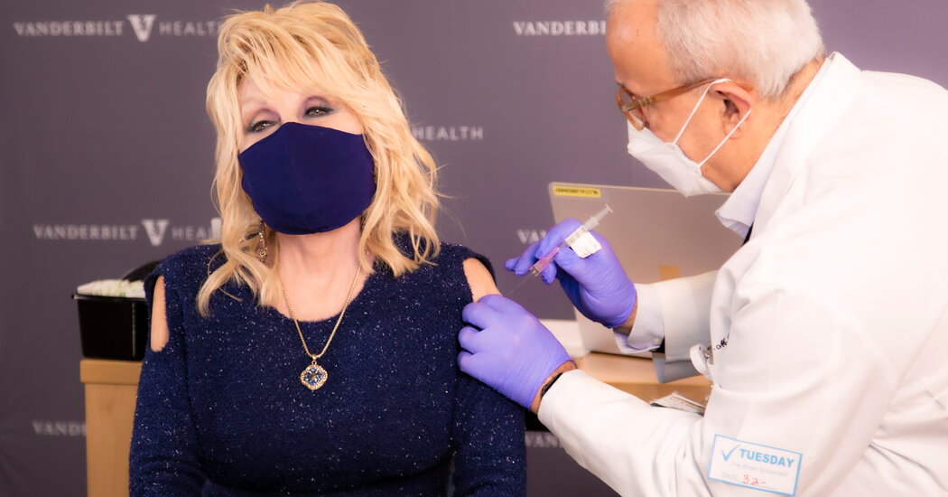 Dolly Parton, yang membantu mendanai vaksin Moderna, mendapatkan ‘dosis obatnya sendiri’.
