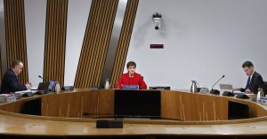 Dengan Pekerjaannya di Telepon, Nicola Sturgeon dari Skotlandia membalas kritik