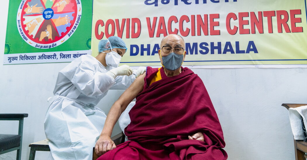 Dalai Lama Menerima Vaksin Covid