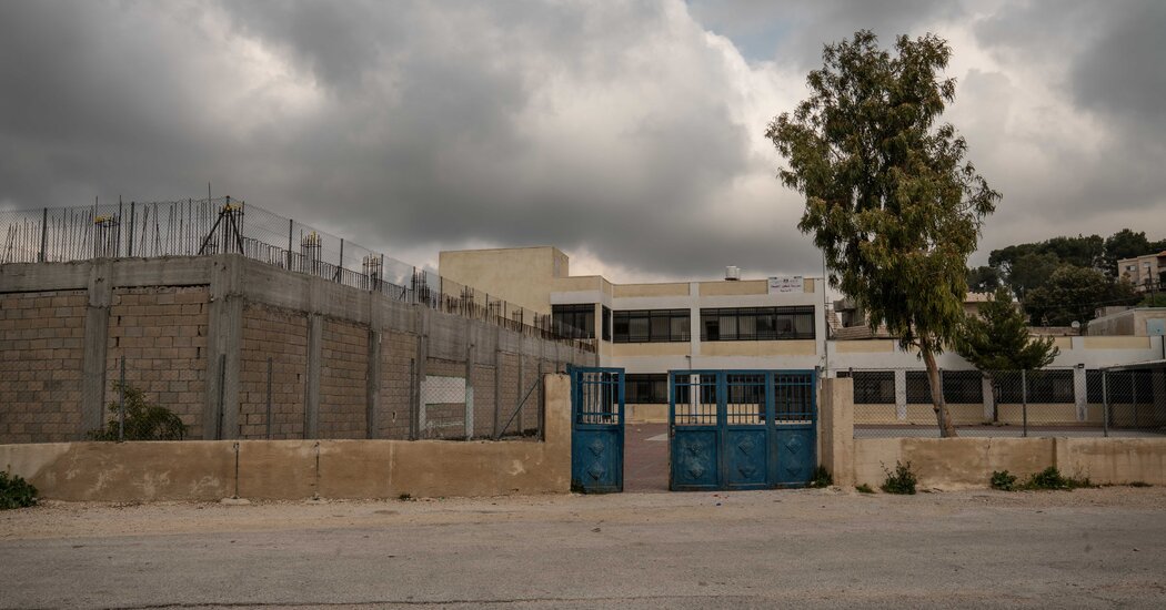Sekolah Rundown untuk Anak-anak Palestina Menunggu Bantuan AS