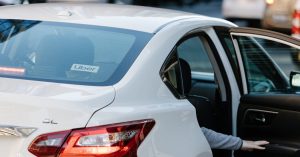 Tiga penumpang Uber batuk pada seorang pengemudi dan melepas topengnya.  Dua orang telah ditangkap.