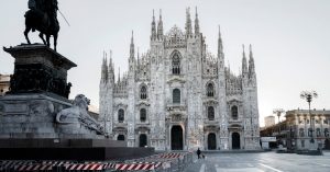 Italia memberlakukan tindakan penguncian karena kasus-kasus melonjak di seluruh Eropa.