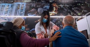 Para Olympian Mengikuti Acara Baru yang Berisiko: Lompatan Jalur Vaksin