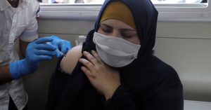 Setelah Kritik Keras, Israel Mengatakan Akan Memvaksinasi Warga Palestina yang Memiliki Izin Kerja.