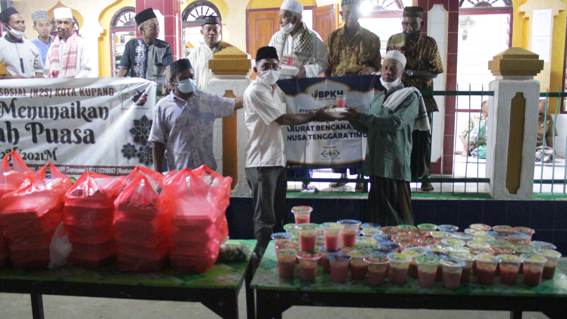 BPKH RI – NU Care Lazisnu Berbagi Makanan Berbuka dan Sahur Bagi Korban Badai Siklon Seroja di NTT