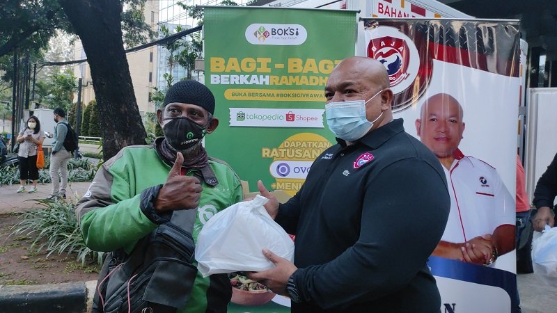 Baja Perindo Bagikan Makanan, Masker, dan Face Shield kepada Pengendara di Kebon Sirih : Okezone Nasional