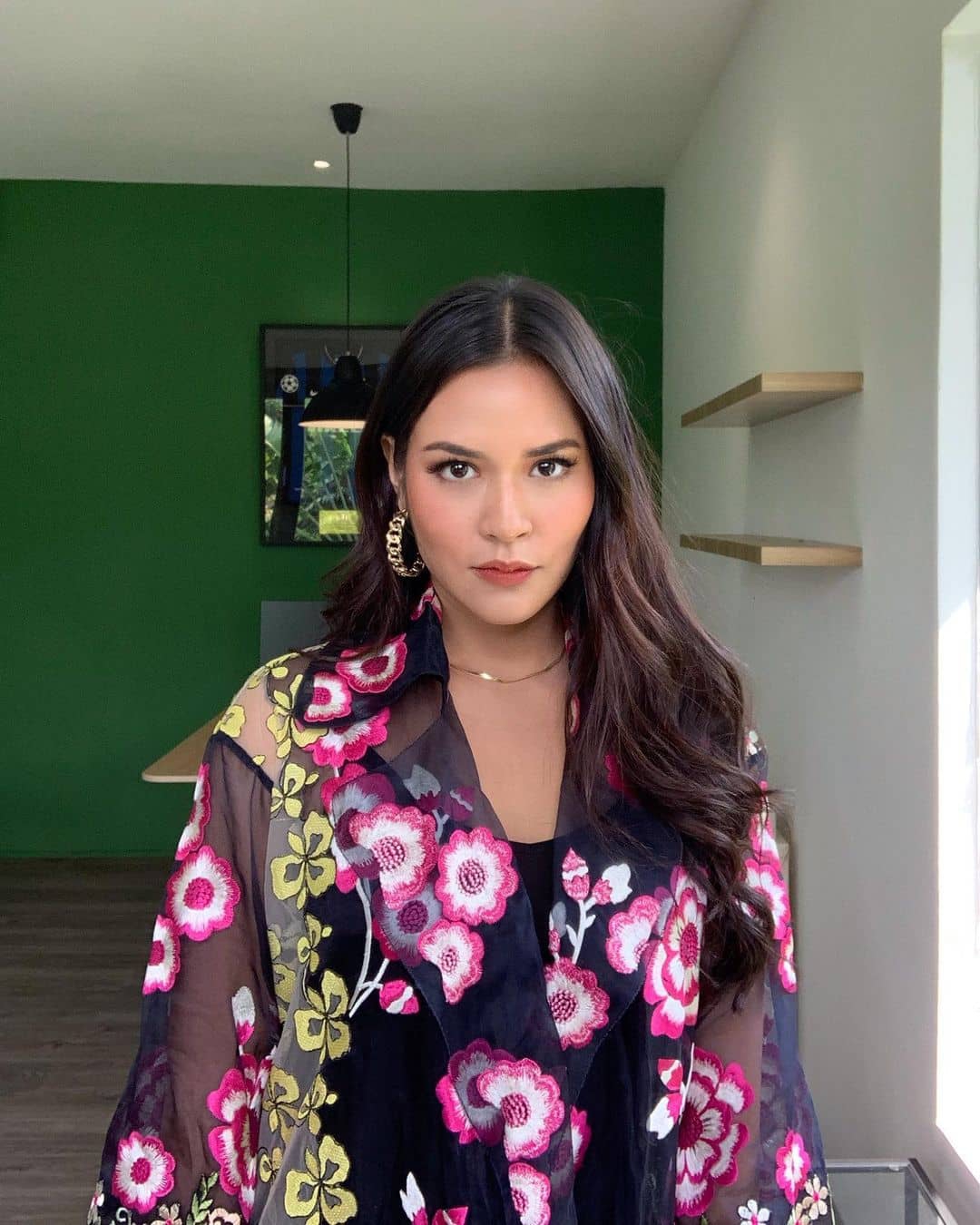 Raisa Pamerkan Ruangan Kantor Pribadi Pertamanya