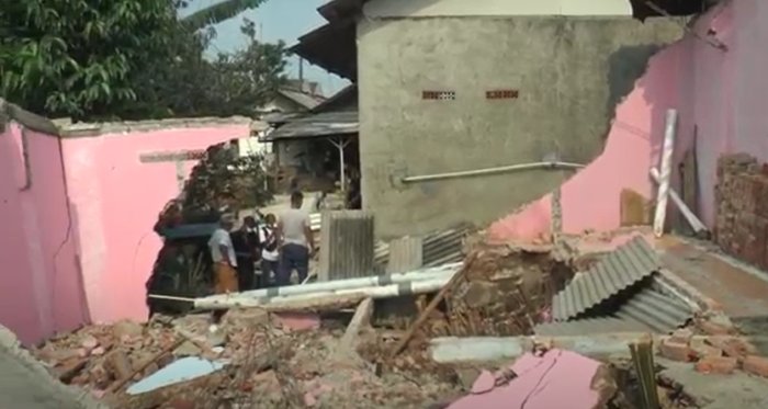 Curah Hujan Tinggi dan Pergeseran Tanah, Belasan Rumah di Bekasi Ambruk : Okezone Megapolitan