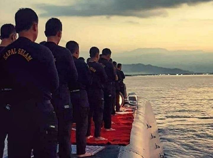 Viral Foto Awak KRI Nanggala 402 Sholat Berjamaah di Atas Kapal Selam Sebelum Bertugas : Okezone Nasional