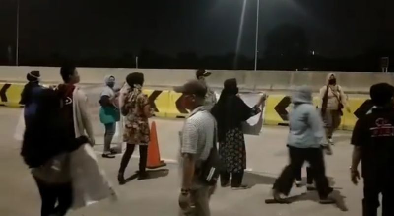 Warga yang Blokir Jalan Tol Cimanggis-Cibitung Bubarkan Diri : Okezone Megapolitan