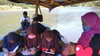 Cerita Guru Honorer Bergaji Rp 300 Ribu, Terpaksa Mengajar di Perahu, Dibayangi Sergapan Buaya