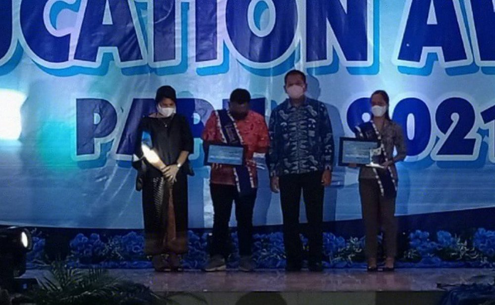 Dua Guru Korban KKB Mendapatkan Penghargaan Education Award 2021